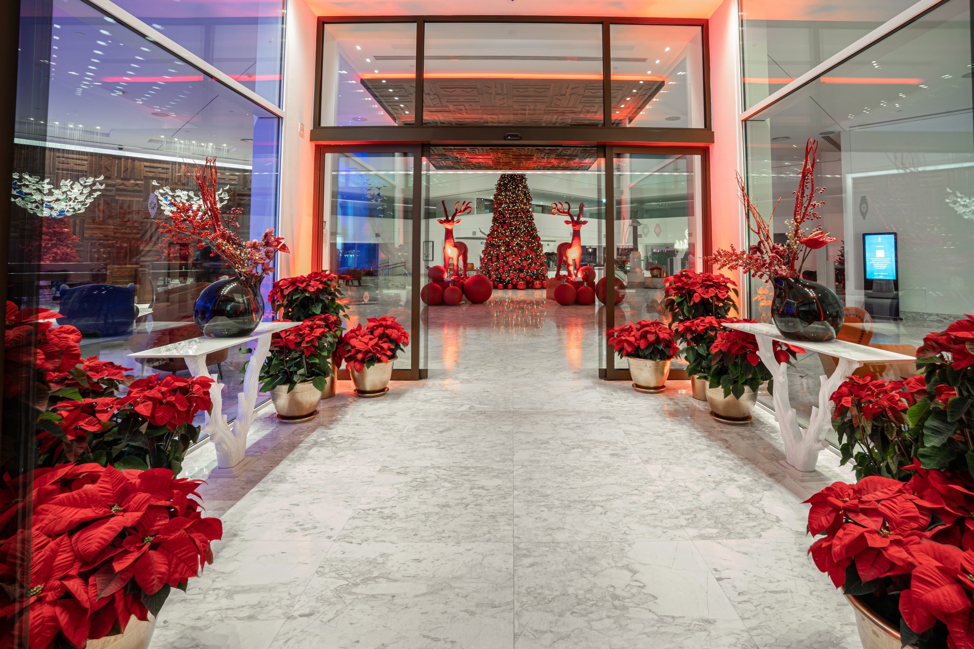 Το "Parklane Resort & Spa" φόρεσε τα γιορτινά του και μας προσκαλεί να ζήσουμε αξέχαστες Χριστουγεννιάτικες στιγμές