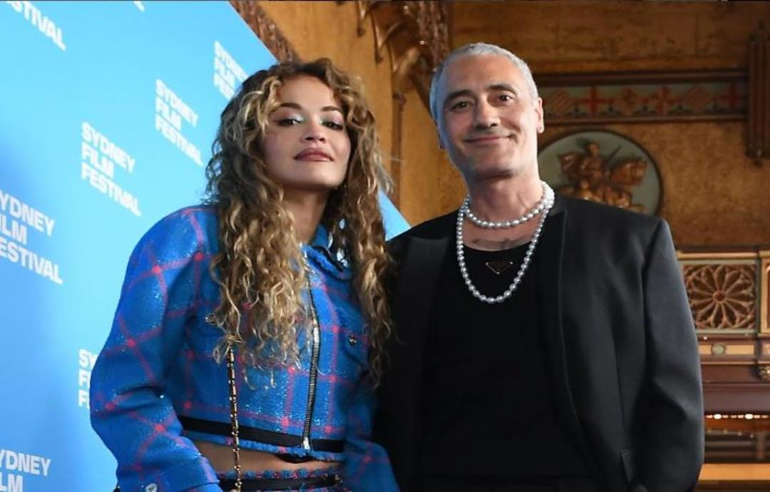 Rita Ora: Δημοσίευσε για πρώτη φορά φωτογραφίες από το γάμο της με τον Taika Waititi