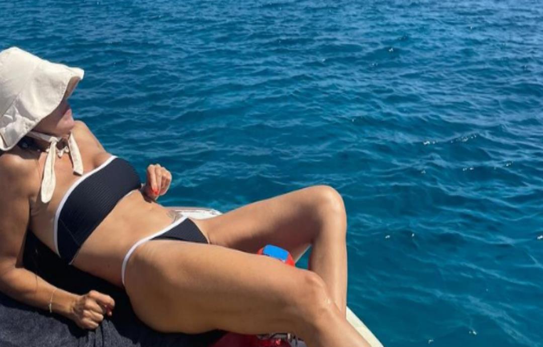 Κολάζει Ελληνίδα ηθοποιός: Κάνει ηλιοθεραπεία στη θάλασσα με μαύρο μπικίνι - Δείτε φωτογραφίες