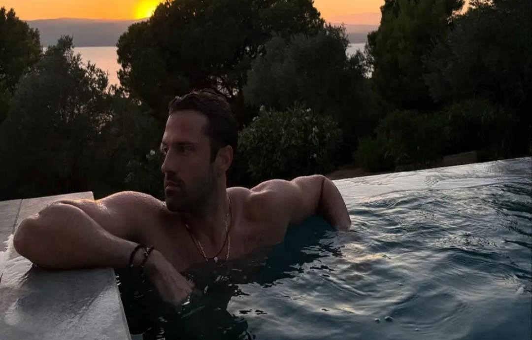 «Γεμίζει» μπαταρίες ο Αργυρός και «ηλεκτρίζει» με τις πόζες στην πισίνα - Φωτογραφίες