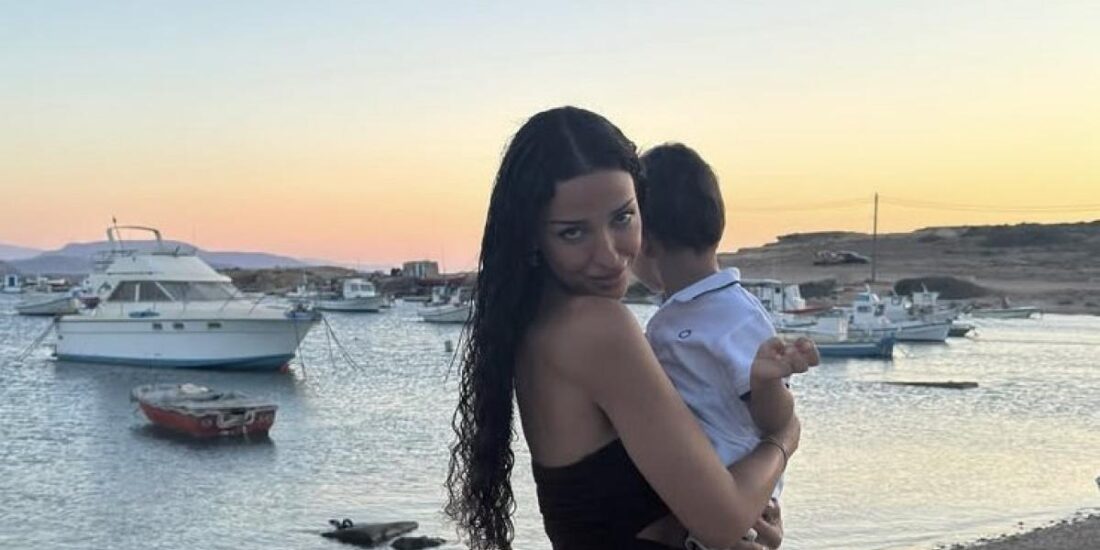 Ελένη Φουρέιρα: Οι φωτογραφίες από τις καλοκαιρινές στιγμές στη θάλασσα με τον γιο της