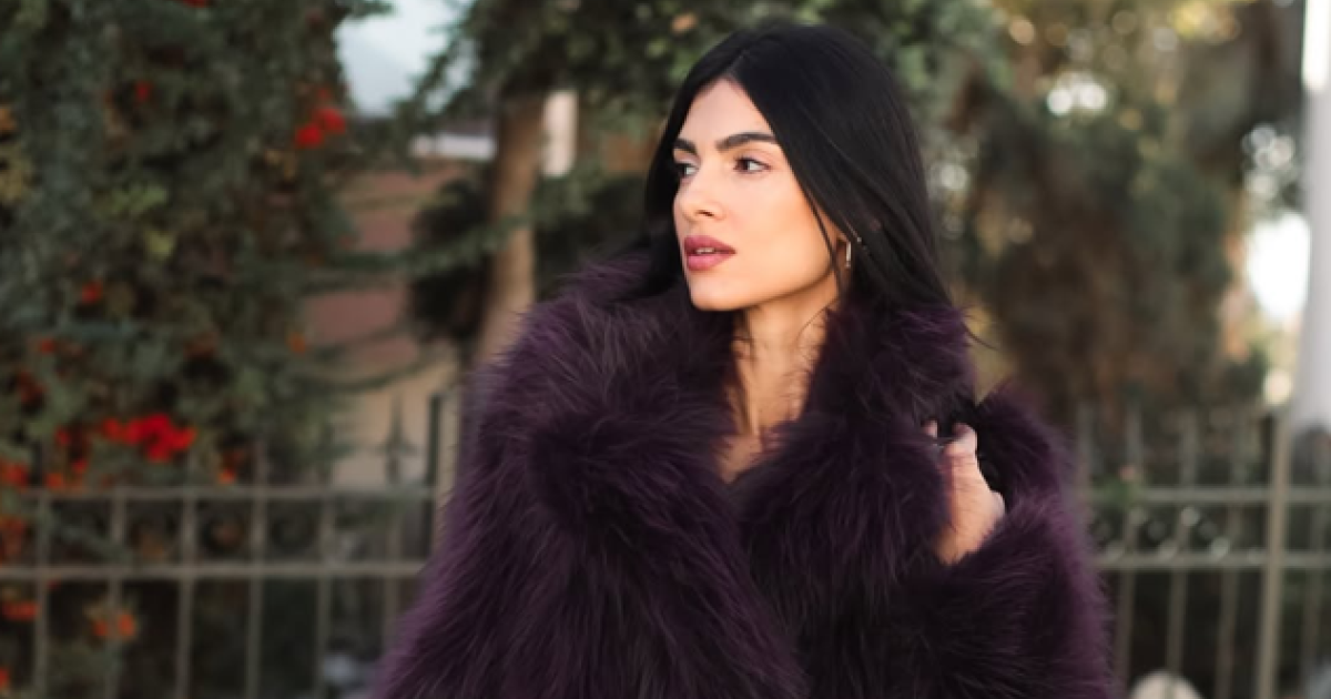 Άντρεα Κυριάκου: Το κομψό σύνολο με την sequin φούστα της είναι ιδανικό για τα γιορτινά τραπέζια