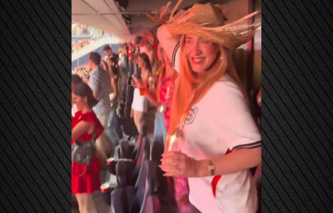 Η Adele διασκέδασε σε συναυλία του Bad Bunny στο Λονδίνο, χόρεψε φορώντας το καπέλο θαυμαστή της