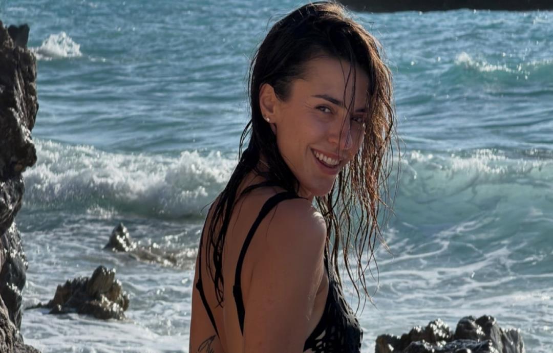 Η Κάτια Ταραμπάνκο φωτογραφίζεται με μαύρο μπικίνι σε παραλία της Λευκάδας